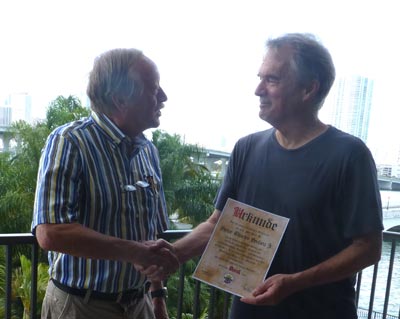 Victor Pestien erhält eine Dankesurkunde des MFP