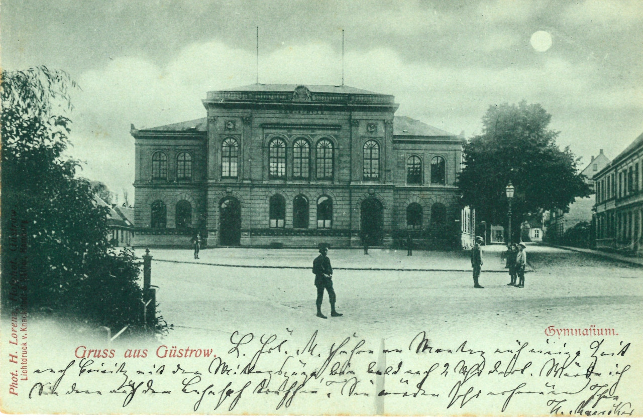 Gruss aus Güstrow. Gymnasium. Ansichtskarte, gelaufen am 2.11.1899. Stiftung Mecklenburg, Inv.-Nr. AK 2026/AK/1