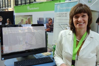 Beatrix Andersen am Stand von FamilySearch