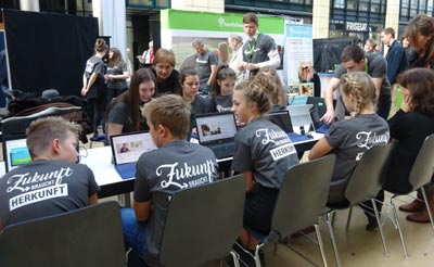 Junge Helfer von FamilySearch